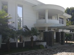 Iriawan di Rumdin Wagub Jabar, Kunjungan atau Penggeledahan?