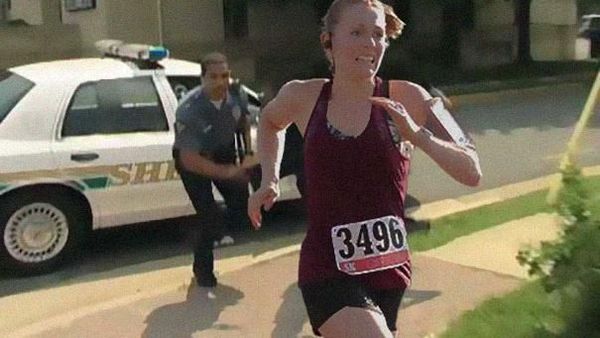 Kocaknya Editan Foto Saat Lari, Dikejar Dinosaurus hingga Bajak Laut