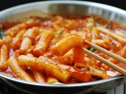 Asyik! Belanja Di 5 Supermarket Korea Ini Bisa Cicip Tteokbokki dan Ramyeon Enak