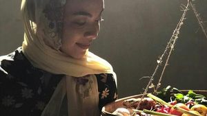 Bergaya Hidup Sehat, Ini Dia Gaya Tika Bravani Saat Minum Jus
