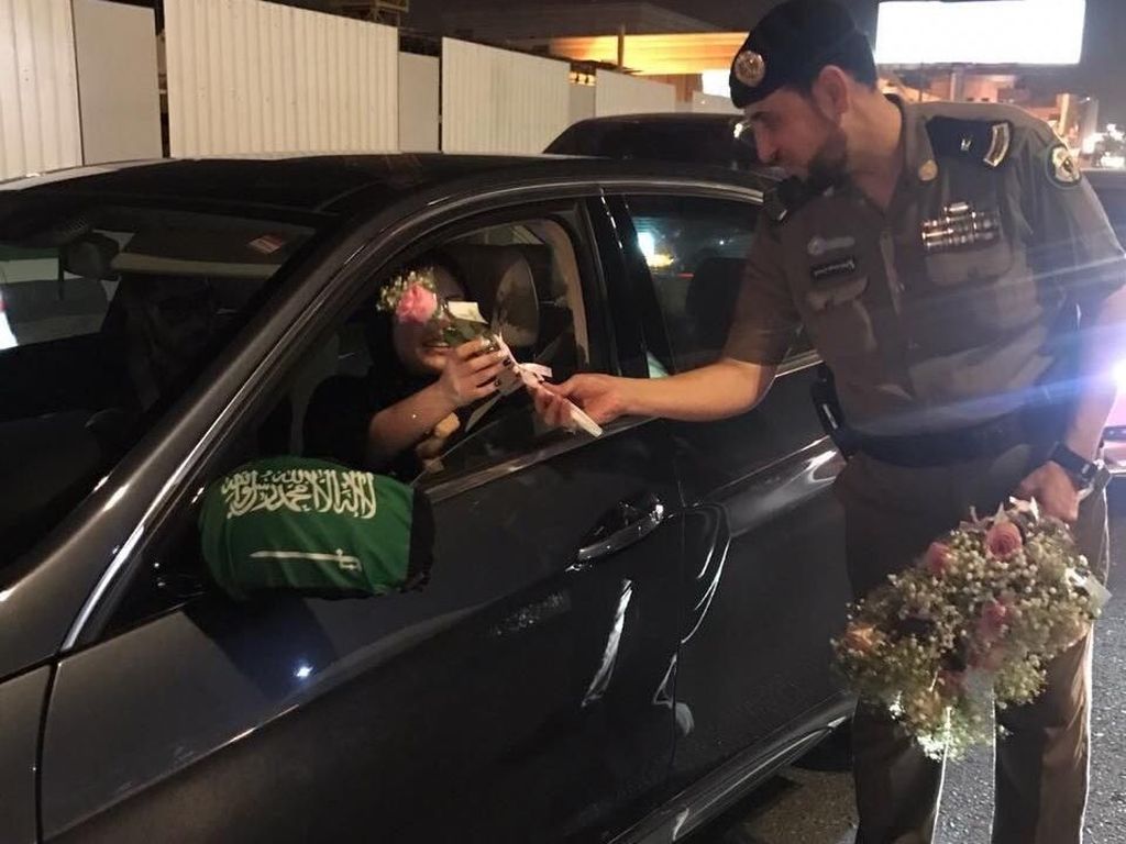 Polisi Arab Saudi Beri Bunga pada Pengendara Wanita