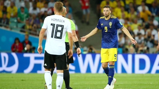 Marcus Berg (kanan) menjadi sosok yang sukses memanfaatkan kesalahan Toni Kross dalam memberikan operan.