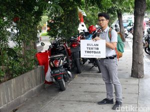 Aksi Tamasya Trotoar di Jakarta