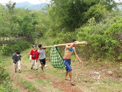 Pilu Warga Pelosok Maros yang Ditandu dengan Sarung ke RS