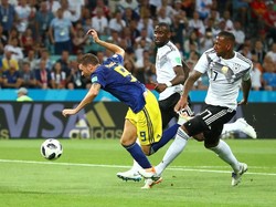 Momen ini adalah salah satu contohnya. Marcus Berg tinggal menghadapi Neuer, tapi gagal menceploskan bola ke gawang. Kubu Swedia mengklaim Berg dilanggar Jerome Boateng. Foto: Michael Dalder/Reuters