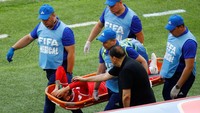 Dylan Bronn ditandu ke luar lapangan karena cedera. Reuters/Kai Pfaffenbach.