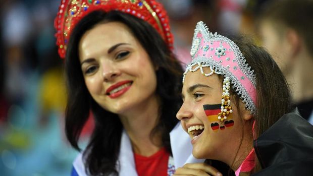 Suporter Jerman hadir di Stadion Fisht untuk mendukung tim kesayangannya.