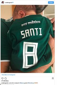 Cute! Saat Bayi Eva Longoria Pakai Jersey Demi Piala Dunia