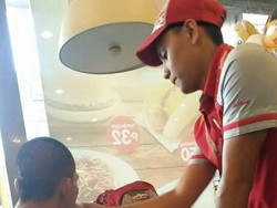 Foto Viral, Pekerja Restoran Suapi Pria Tua Difabel yang Menghangatkan Hati