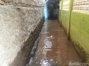 Banjir Landa Kampung Melayu Subuh Tadi