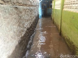Banjir Landa Kampung Melayu Subuh Tadi