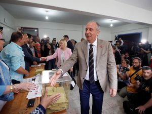 Saat Rival Erdogan Berikan Hak Suaranya di Pemilu Turki Saat Rival Erdogan Berikan Hak Suaranya di Pemilu Turki