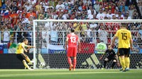 Eden Hazard membobol gawang Tunisia lewat titik putih di menit ke-6. Reuters/Carl Recine.