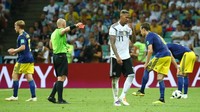 Tapi, usaha Jerman untuk mencetak gol kedua mendapat pukulan telak saat Boateng diganjar kartu merah pada menit ke-82. Foto: Michael Dalder/Reuters