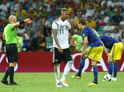 Tapi, usaha Jerman untuk mencetak gol kedua mendapat pukulan telak saat Boateng diganjar kartu merah pada menit ke-82. Foto: Michael Dalder/Reuters