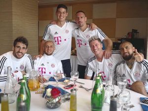 Lihat 10 Gaya Makan Papa Muda James Rodriguez dari Timnas Kolombia