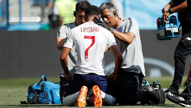 Jesse Lingard mendapat perawatan tim medis.