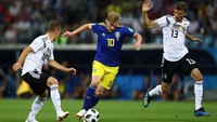 Karena Jerman menyerang habis-habisan, lini belakang mereka rentan terkena serangan balik. Foto: Dean Mouhtaropoulos/Getty Images
