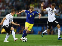 Karena Jerman menyerang habis-habisan, lini belakang mereka rentan terkena serangan balik. Foto: Dean Mouhtaropoulos/Getty Images