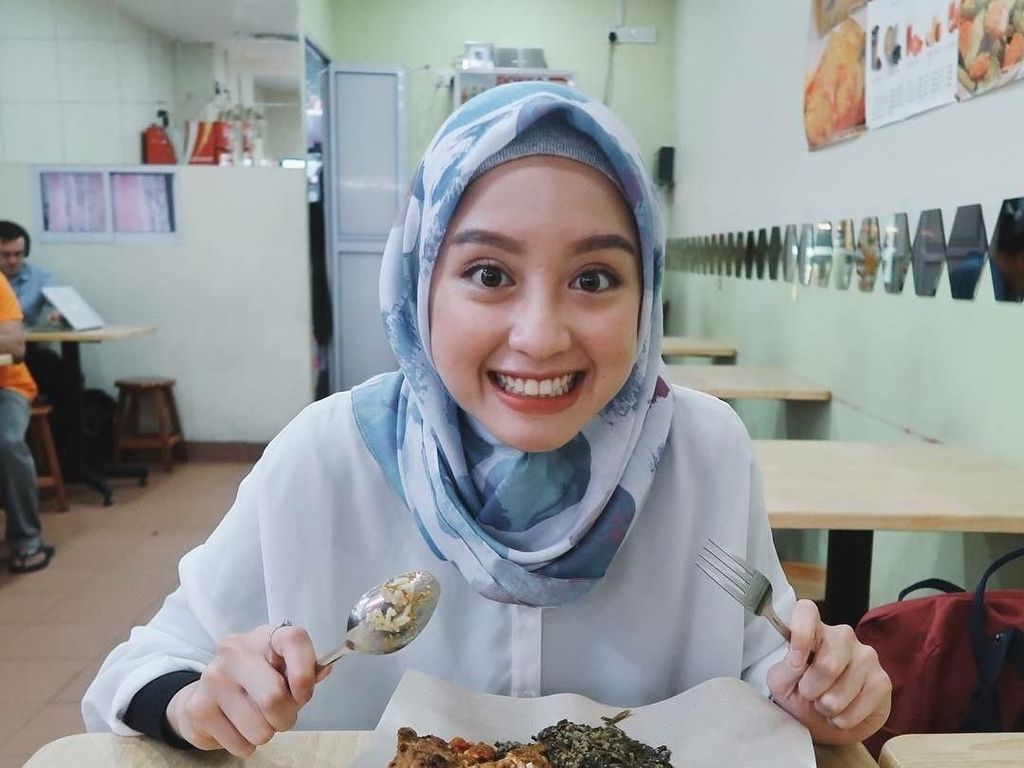 Cantiknya Ekspresi Gitasav, Kim Ji Won Versi Indonesia Ketika Melahap Burger