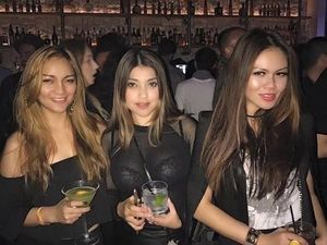 Apa Kabar Sarah Azhari? Ini Gaya Cantiknya Saat Makan dan Ngopi