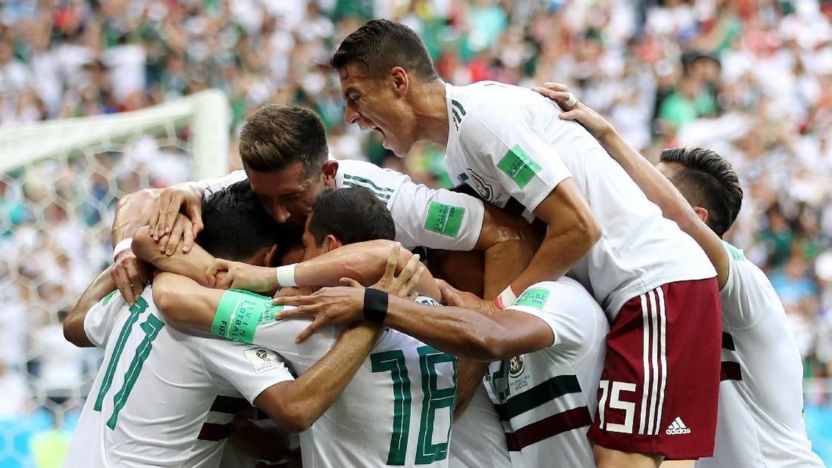 Pemain Meksiko merayakan gol yang dicetak Carlos Vela ke gawang Korea Selatan di babak pertama. Meksiko menang 2-1 di laga itu. (Foto: Clive Brunskill/Getty Images)