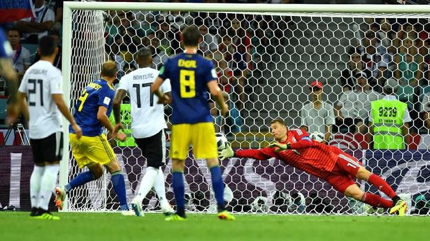 Manue Neuer memiliki beberapa penyelamatan penting saat lawan Swedia.