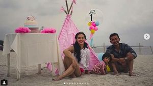Serunya Ultah Anak Atiqah Hasiholan-Rio Dewanto di Pantai