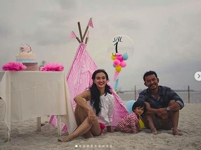 Serunya Ultah Anak Atiqah Hasiholan-Rio Dewanto di Pantai