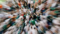 Pendukung Meksiko terus memberikan semangat di atas tribun. Reuters/Darren Staples.