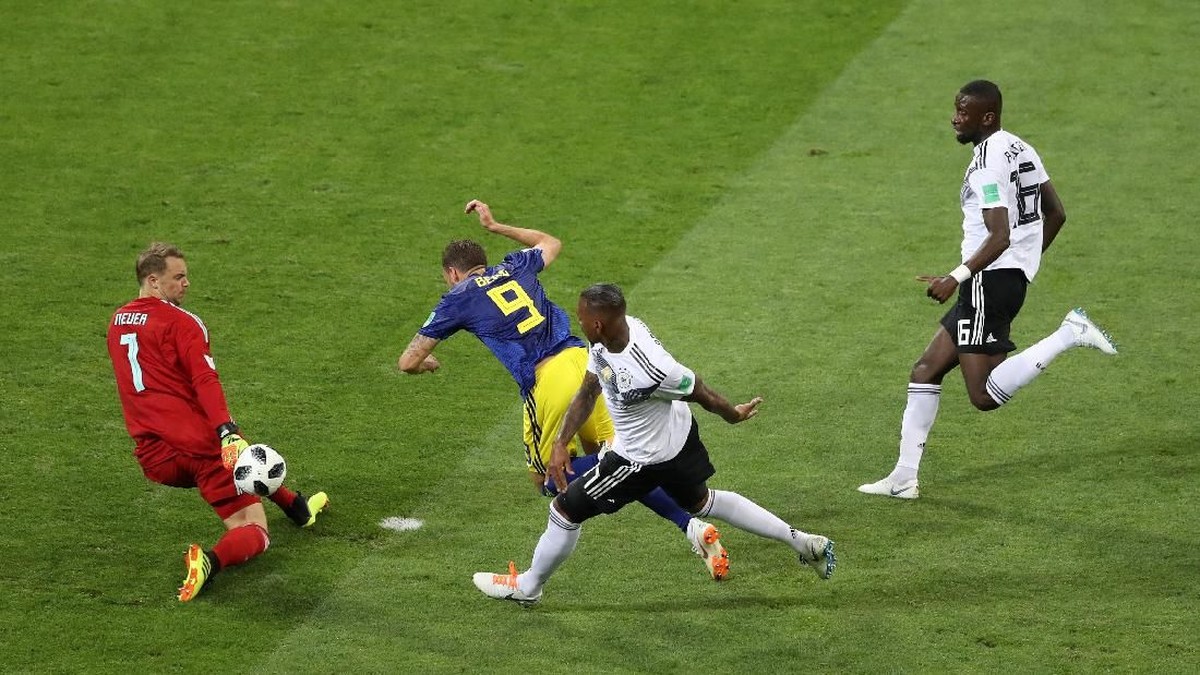 Jerome Boateng mengganjal Marcus Berg saat Jerman mengalahkan Swedia 2-1. (Foto: Michael Steele/Getty Images)