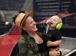 Momen Lucu Pertemuan Keluarga Dadakan Penyanyi Pink di Toilet