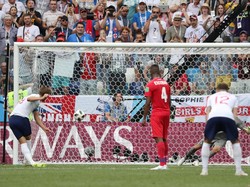 Kane kemudian membuat gol dari titik penalti lainnya saat babak pertama masuk periode injury time. (REUTERS/Lucy Nicholson)