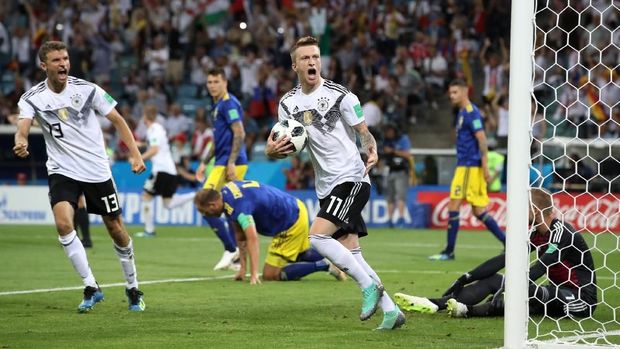 Marco Reus mampu menyamakan skor menjadi 1-1 pada awal-awal babak kedua. (REUTERS/Francois Lenoir)