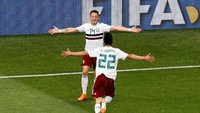 Javier Hernandez merayakan gol bersama Hirving Lozano. Reuters/Darren Staples.