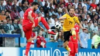 Dries Mertens berebut bola dengan Yassine Meriah. Reutes/Grigory Dukor.
