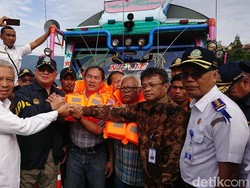 Kemenhub Bagi 5.000 Life Jacket ke Operator Kapal Danau Toba