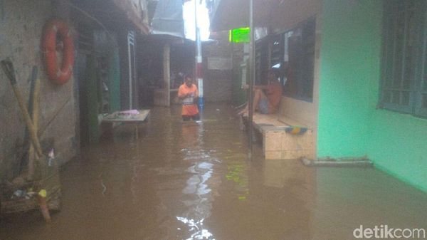 Penampakan Banjir yang Sempat Rendam Kampung Melayu Saat Subuh