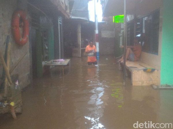 Penampakan Banjir yang Sempat Rendam Kampung Melayu Saat Subuh