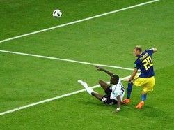 Swedia membuat Jerman tersentak pada menit ke-32. Tembakan lob Ola Toivonen membawa Swedia unggul 1-0. Foto: Hannah McKay/Reuters