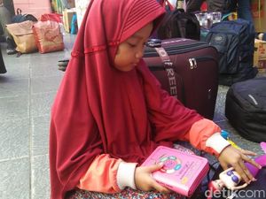 Kisah Bocah Eli Baca Alquran Sambil Tunggu Kereta di Stasiun Senen