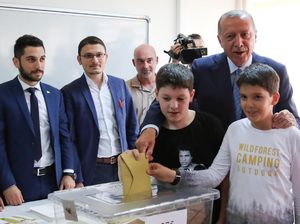 Potret Erdogan Ditemani Cucu Saat Memilih di Pemilu Turki Potret Erdogan Ditemani Cucu Saat Memilih di Pemilu Turki