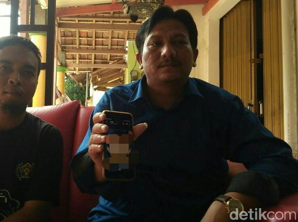 Densus Sergap Terduga Teroris JAD di Kerandon Cirebon Densus Sergap Terduga Teroris JAD di Kerandon Cirebon