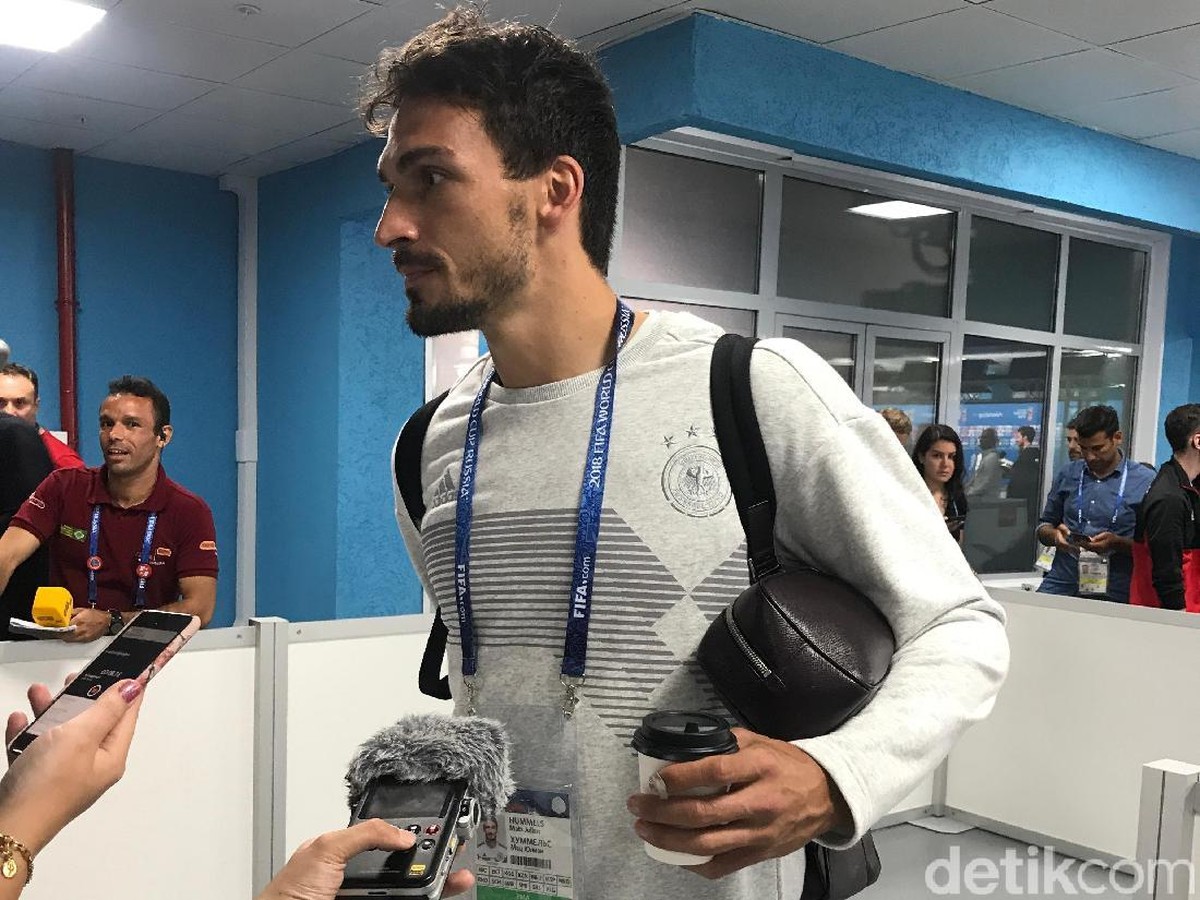 Mats Hummels saat melayani pertanyaan wartawan di mixed zone (Foto: Mohammad Resha Pratama/detikSport)
