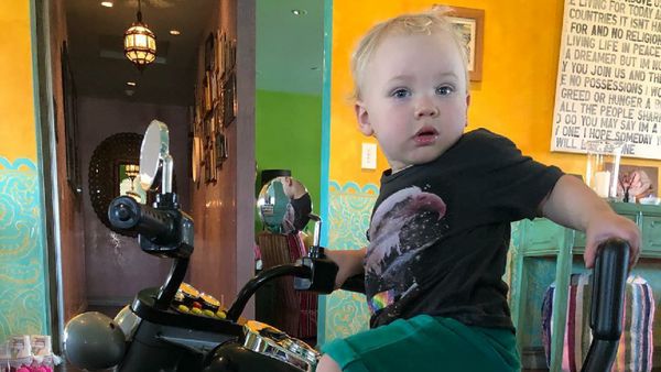 Potret Menggemaskan Jameson, Anak Bungsu Penyanyi Pink