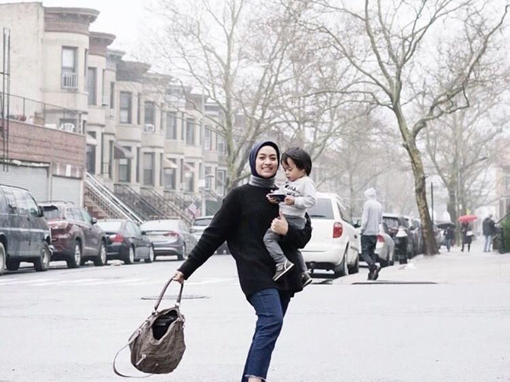 5 Ide Gaya Hijab Simpel untuk Traveling ala Ayudia Bing Slamet 5 Ide Gaya Hijab Simpel untuk Traveling ala Ayudia Bing Slamet