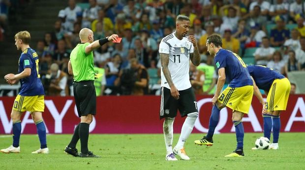 Jerome Boateng mendapat kartu merah karena pelanggaran keras terhadap Marcus Berg. (