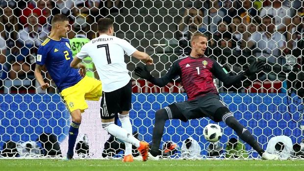 Sepakan dari Julian Draxler bisa diblok Robin Olsen.