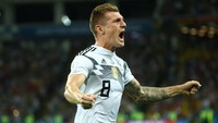 Toni Kroos (gelandang). Salah oper yang dilakukan Kroos menjadi awal dari bobolnya gawang Jerman. Tapi, Kroos menebusnya dengan sebuah tendangan bebas di injury time yang menjadi penentu kemenangan atas Swedia. Foto: Michael Dalder/Reuters