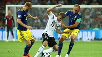 Jerman langsung menggempur pertahanan Swedia sejak kick-off. Saking dominannya Jerman, penguasaan bola mereka sempat mencapai 87%. Foto: Michael Dalder/Reuters
